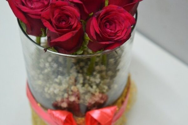 Rose arrangement in glass vase - Delivery only in Bangalore - Image 2