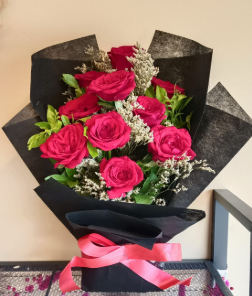 Velvet Noir – Premium Red Rose Bouquet